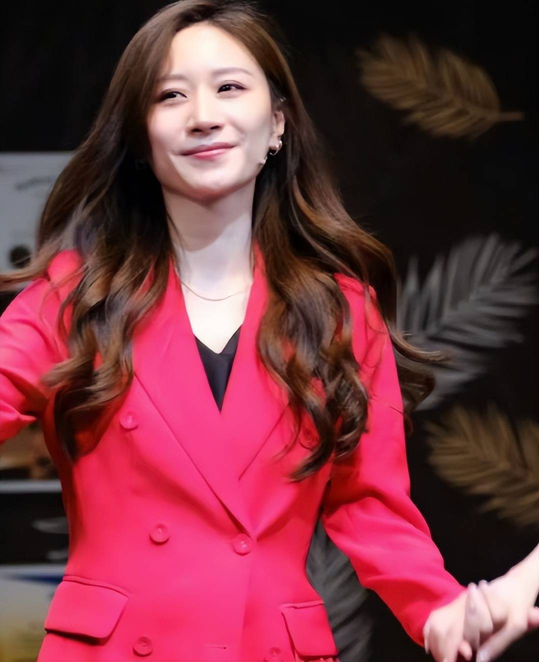 文章新女友身份曝光，外貌酷似李小冉，知情网友称女方去年才离婚