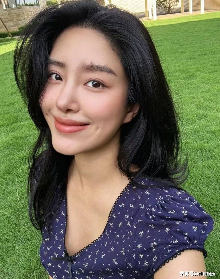 出月子了？杨采钰晒近照腰腹部未完全恢复，衣着优雅丑鞋子抢镜