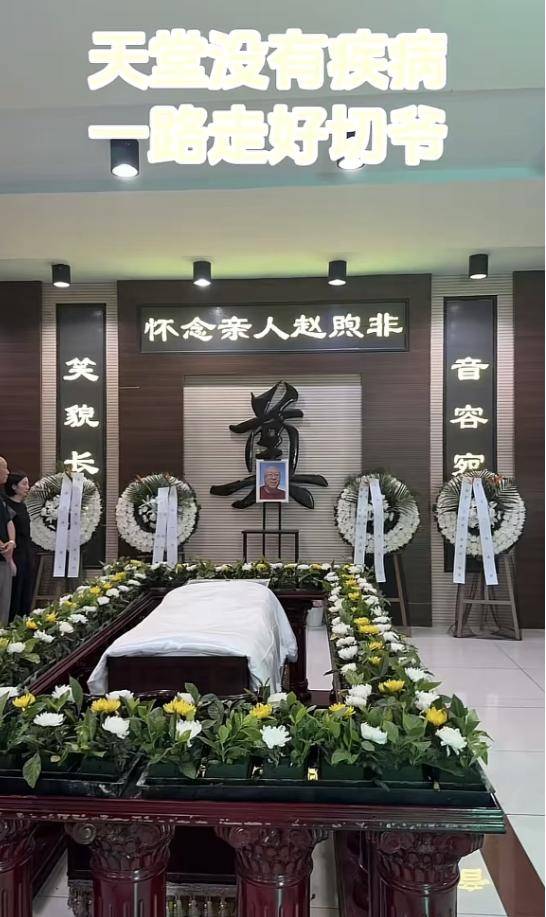 北京老炮儿切爷葬礼举行，棺木盖着白布，宝哥送别，家人跪地痛哭