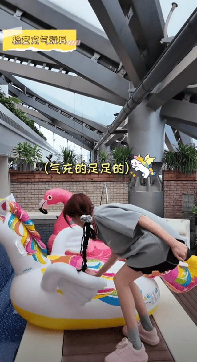 苏醒在大别墅为家东说念主持寿辰宴,5岁大女儿露脸,长相灿艳太帅了