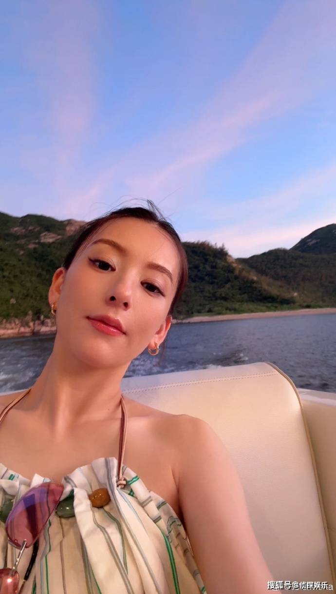 方媛挺孕肚带娃出游，孕妈状态超绝，俩宝贝亲吻妈妈大肚好有爱