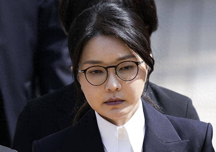 尹锡悦夫妇拒不认命，4个小时的讯问，硬是撬不开金建希的嘴