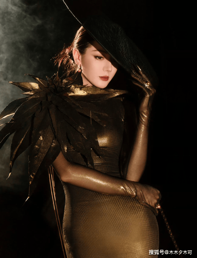 W时尚盛典女星百花齐放，唯独马伊琍瞎折腾，学学宋佳吧！