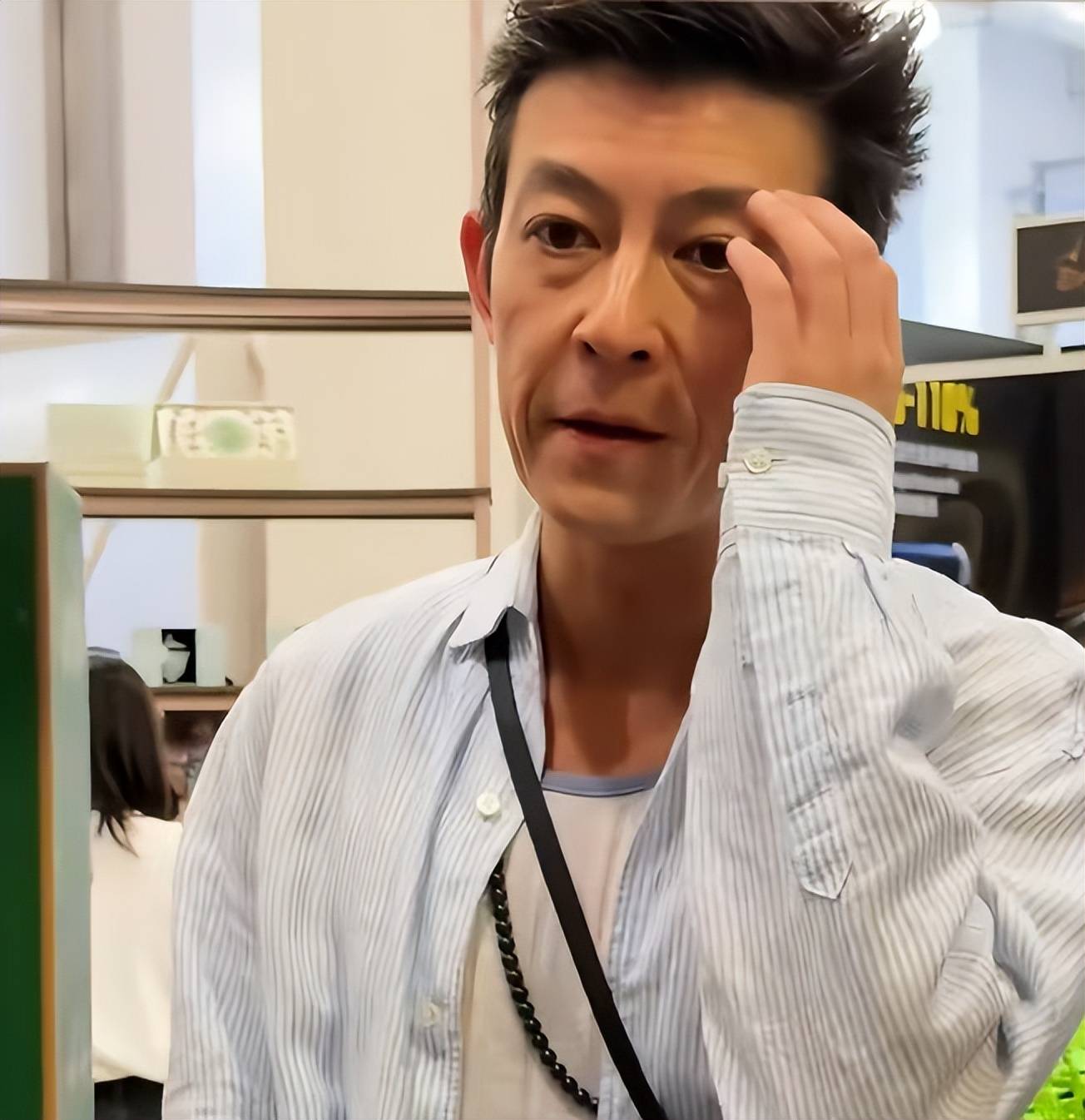 陈冠希参加活动状态差，皮肉下垂皱纹明显，网友感叹不如谢霆锋