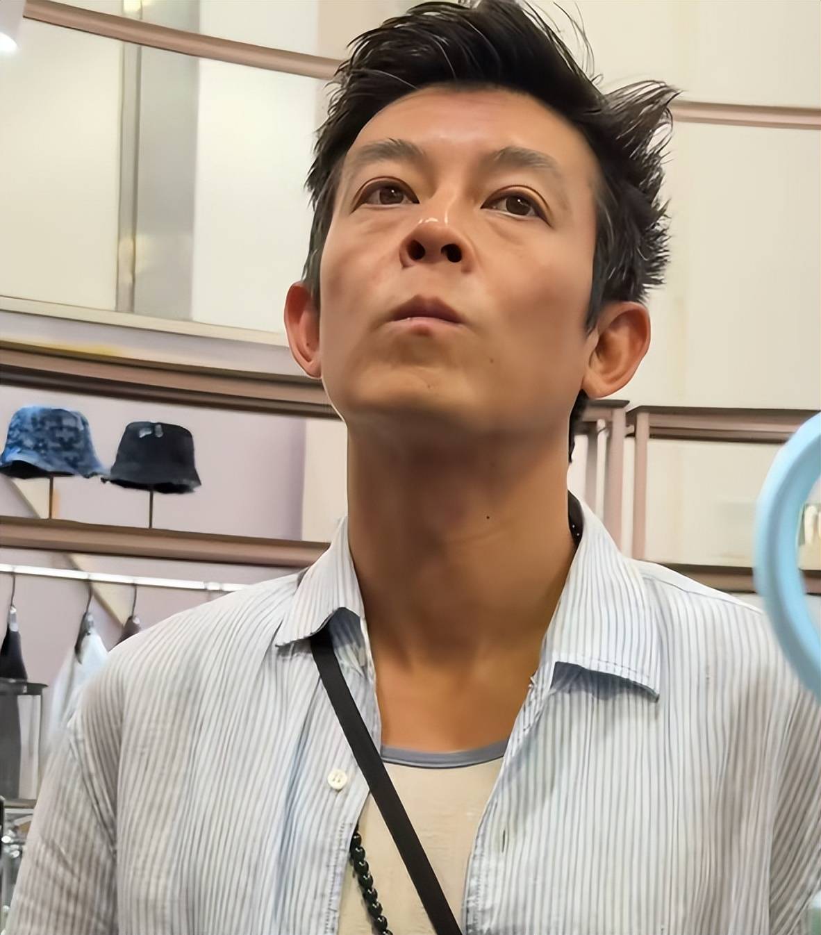 陈冠希参加活动状态差，皮肉下垂皱纹明显，网友感叹不如谢霆锋