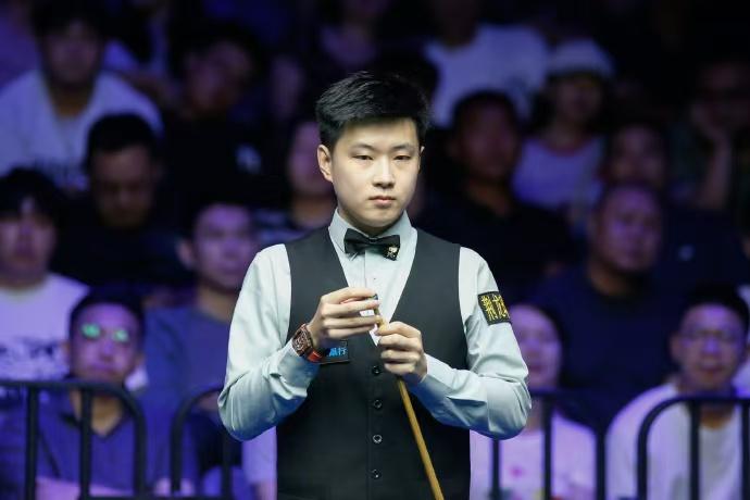 斯诺克｜随意击球与好手感交织 赵心童遗憾错失147有惊无险晋级正赛