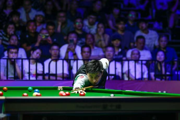 斯诺克｜随意击球与好手感交织 赵心童遗憾错失147有惊无险晋级正赛