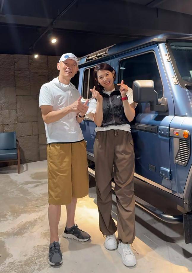 68岁葛优买80万越野车，与美女亲切合影，打扮年轻精神佳