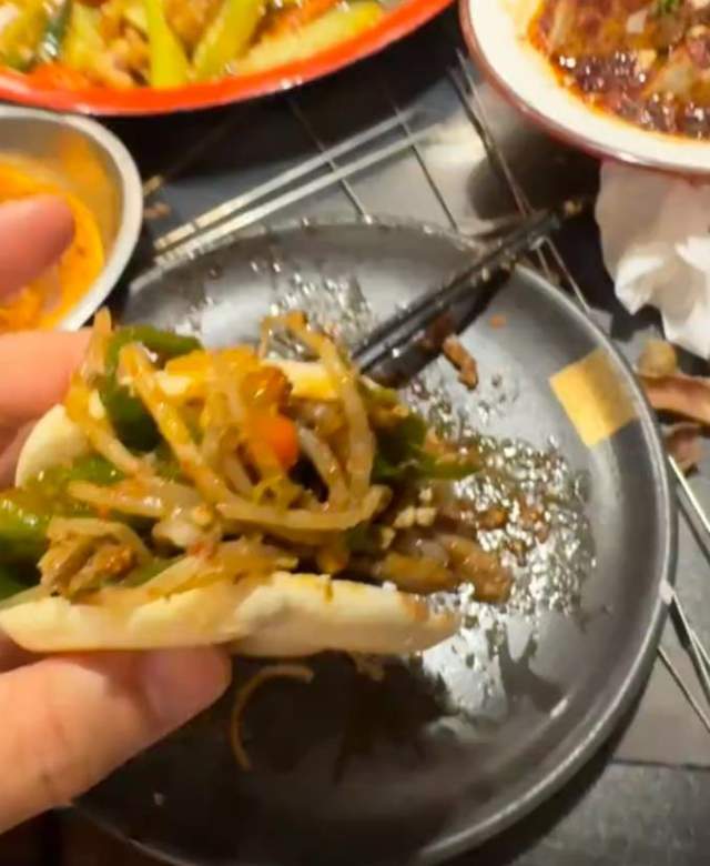 文章七夕回老家，和同学孙坚约着吃烤肉，俩人状态真不像同龄人