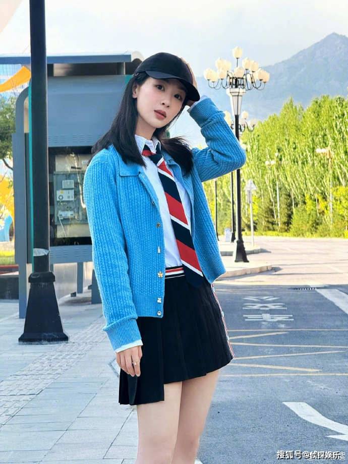 32岁杨紫晒近照，穿白衬衫配百褶裙，青春无敌又瘦又美