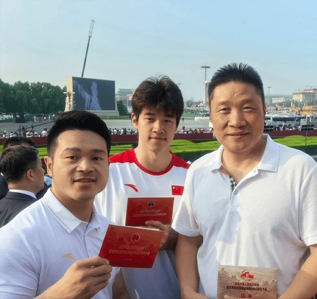 九三阅兵现场！ 姚明太抢镜，潘展乐汪顺同框，郑钦文张雨霏坐一起