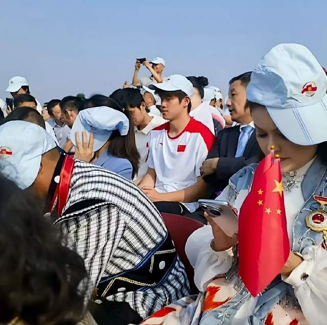 九三阅兵现场！ 姚明太抢镜，潘展乐汪顺同框，郑钦文张雨霏坐一起