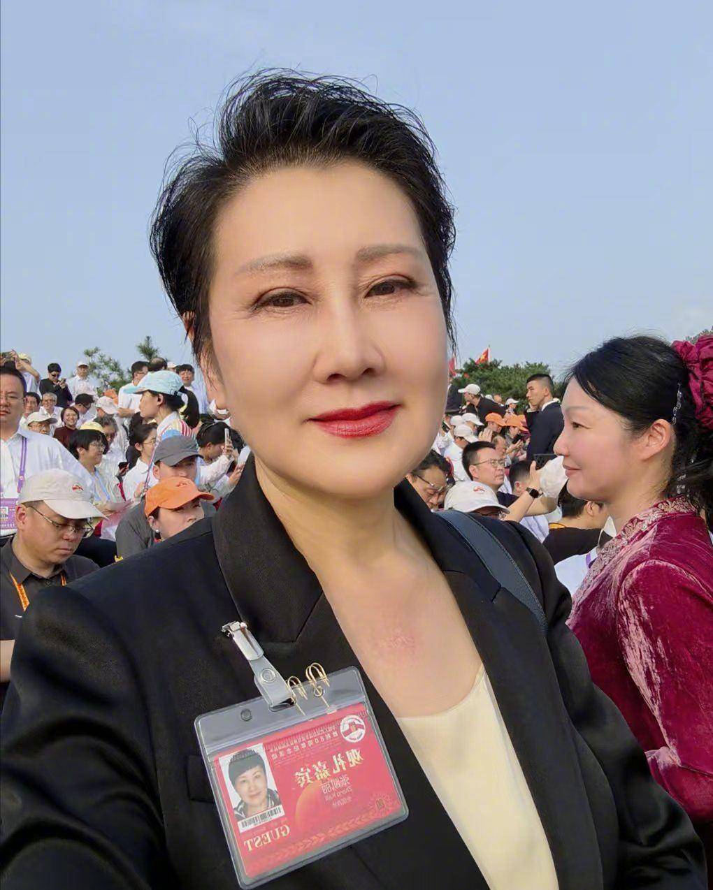 11位艺人观看阅兵!张凯丽泪洒现场,王雷很激动,吴千语夫妇同框