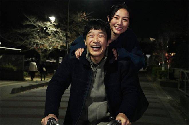 《平场之月》曝预告 堺雅人演绎中年“花束恋爱”