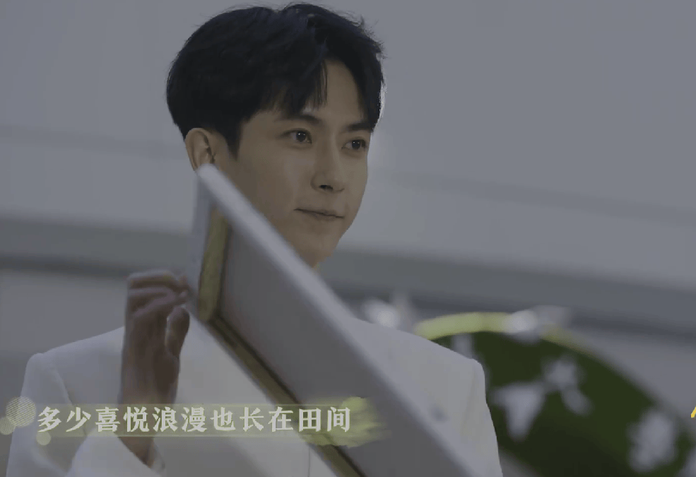 于朦胧最后露面曝光，西装笔挺精神状态饱满，生前和女友相处超甜