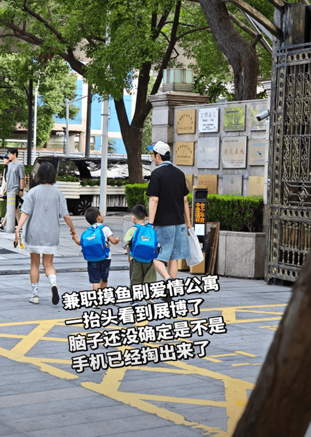 金世佳接儿子放学，189个头身材练得真好，牵着儿子手人夫感好强