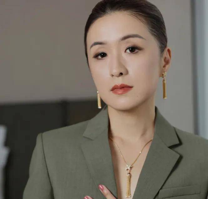 秦雯背刺陈道明风波升级!评论沦陷被指忘恩负义,唐嫣新剧受影响