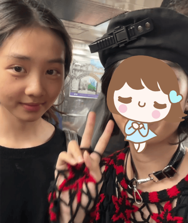 黄磊大女儿纽约被偶遇，多多素颜颜值气质仍很出众，卧蚕好大