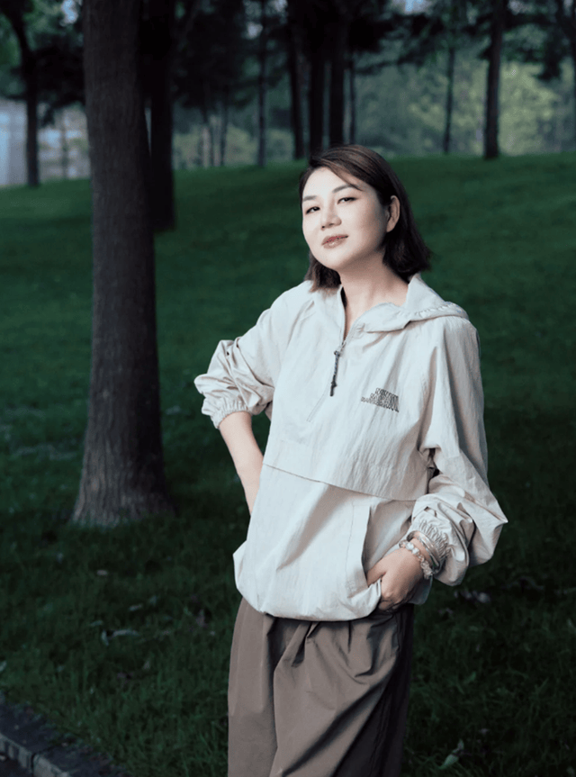 杨天真纽约被偶遇，脖前倾严重还有双下巴，与本人发的照片差别大