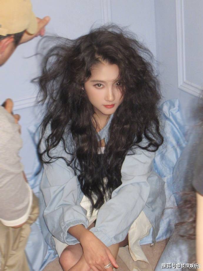 鹿晗缺席生日祝福引分手猜测！关晓彤晒绝美写真，直言开心最重要