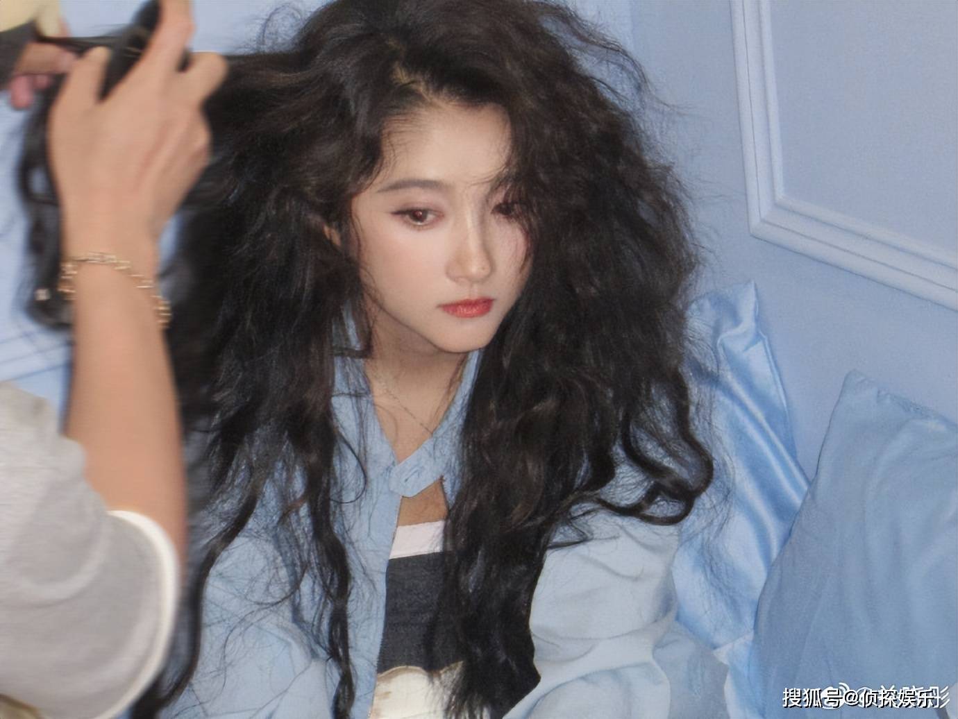 鹿晗缺席生日祝福引分手猜测！关晓彤晒绝美写真，直言开心最重要