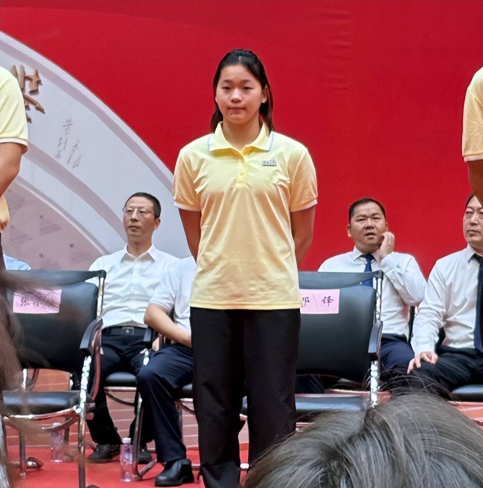 全红婵是否该考虑退役了！这个身材还能坚持跳水吗