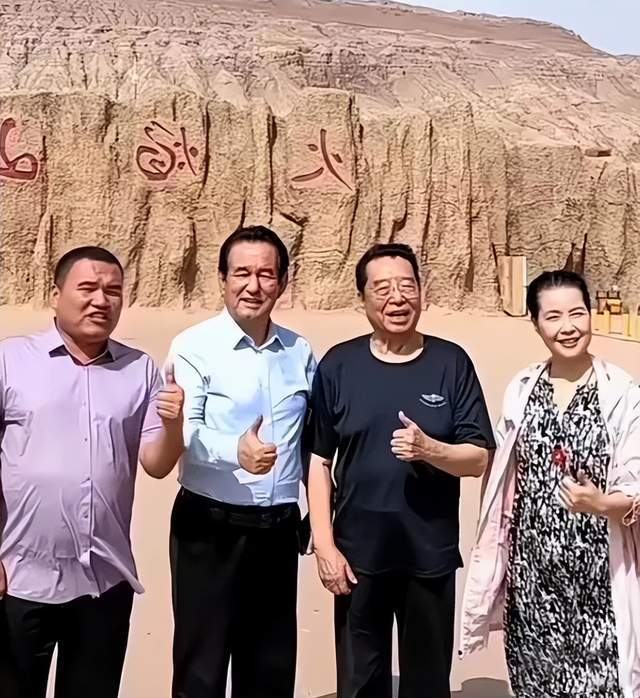 李双江现身新疆,和小27岁妻子同框状态好,儿子李天一近况曝光