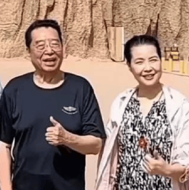 李双江现身新疆,和小27岁妻子同框状态好,儿子李天一近况曝光