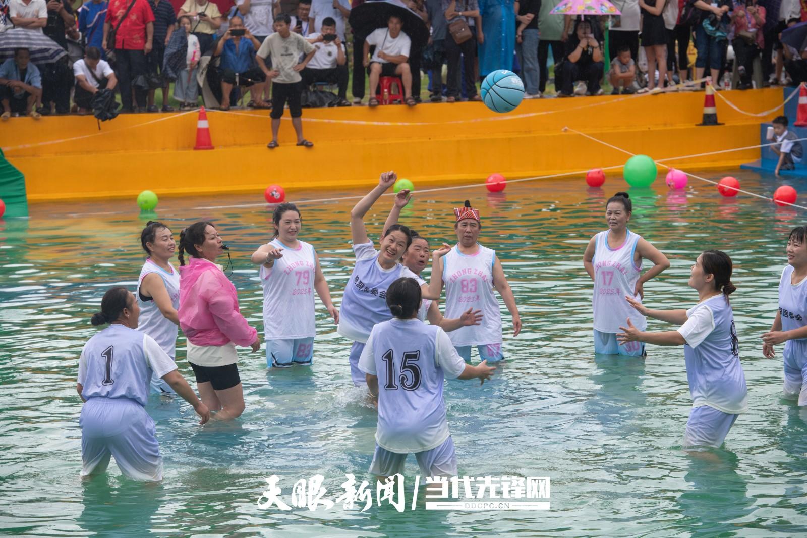村BA翻出新花样，水上篮球真清凉，贵贵你太会了(图2)