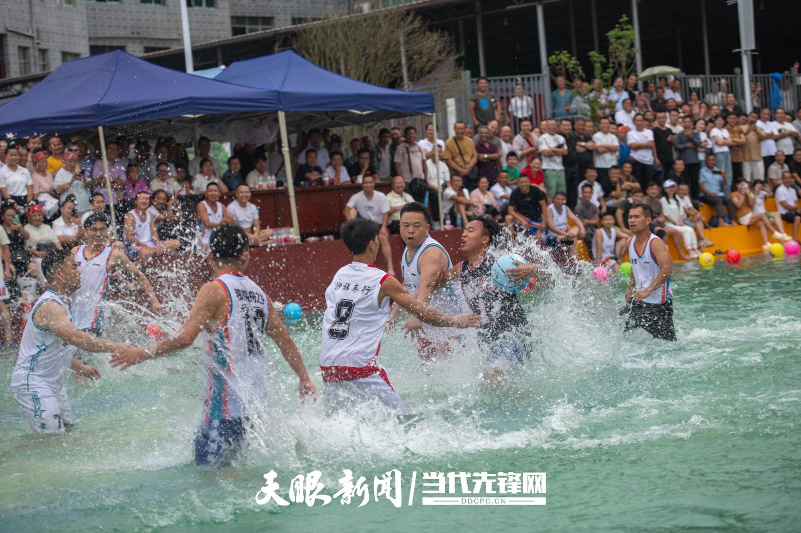 村BA翻出新花样，水上篮球真清凉，贵贵你太会了(图11)