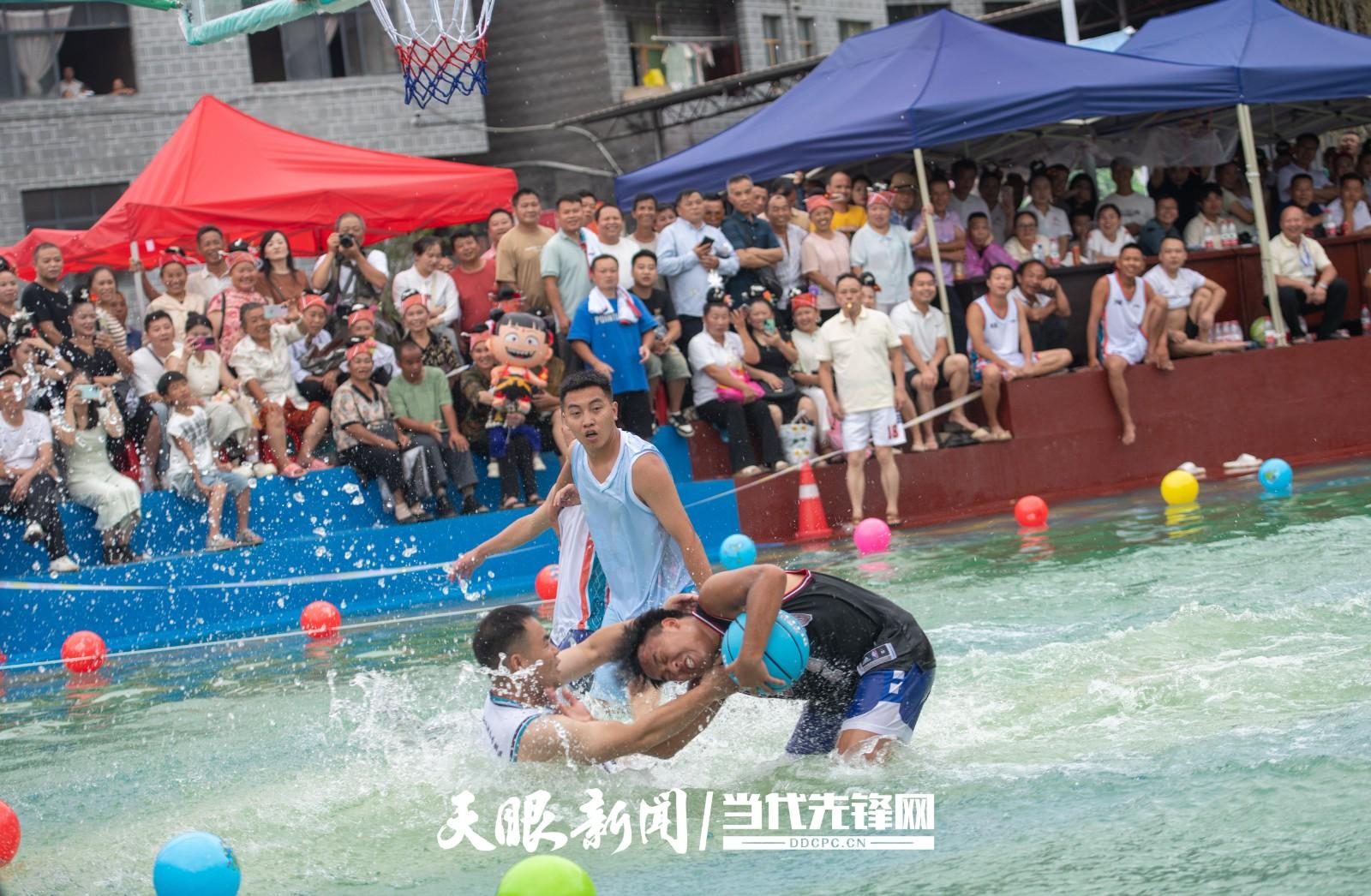 村BA翻出新花样，水上篮球真清凉，贵贵你太会了(图12)