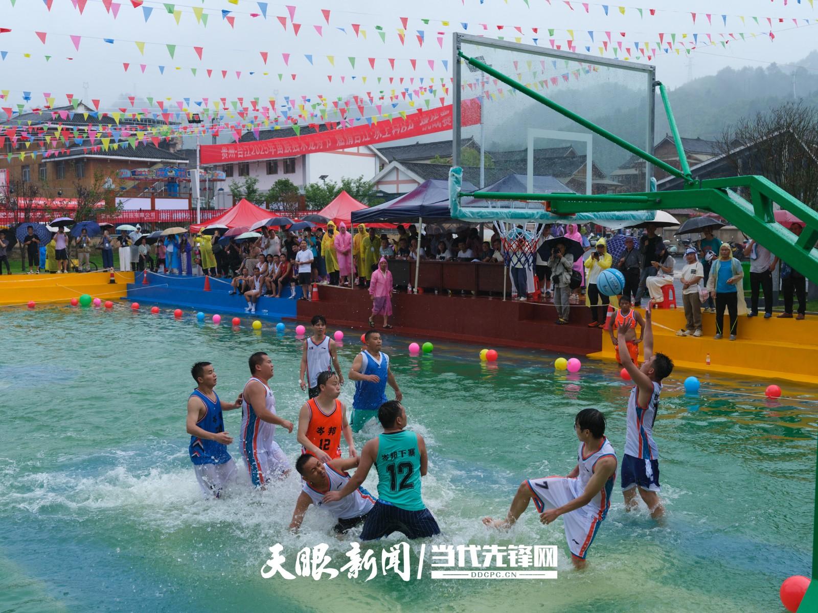 村BA翻出新花样，水上篮球真清凉，贵贵你太会了(图13)