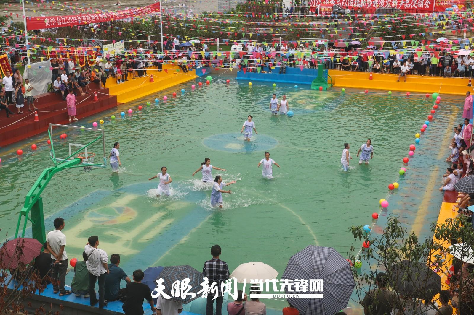 村BA翻出新花样，水上篮球真清凉，贵贵你太会了(图3)