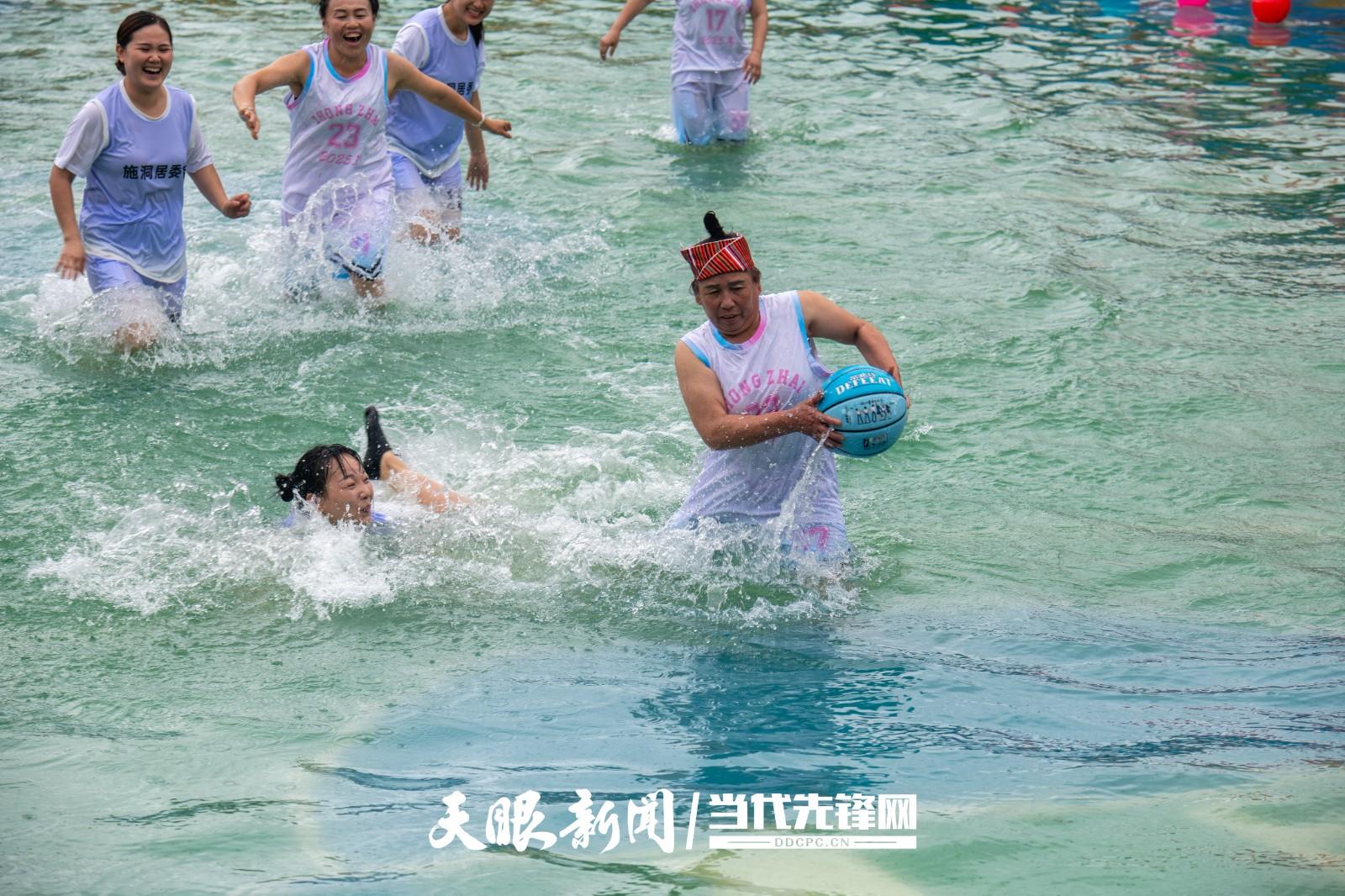 村BA翻出新花样，水上篮球真清凉，贵贵你太会了(图4)