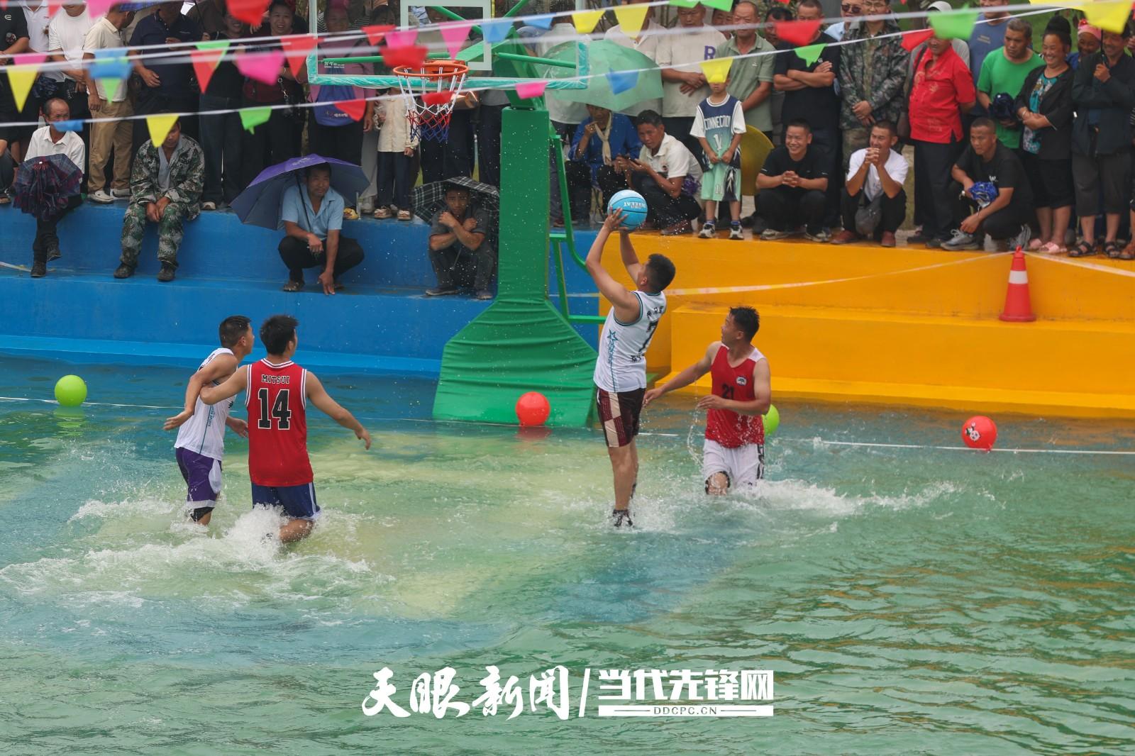 村BA翻出新花样，水上篮球真清凉，贵贵你太会了(图5)