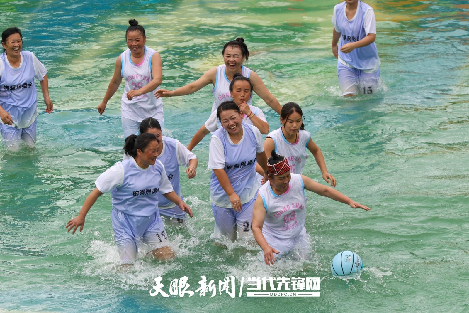 村BA翻出新花样，水上篮球真清凉，贵贵你太会了(图7)