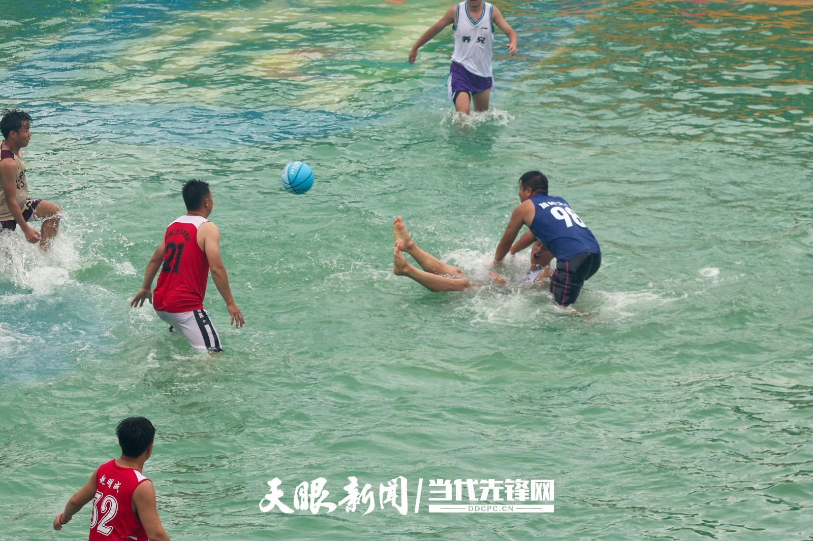 村BA翻出新花样，水上篮球真清凉，贵贵你太会了(图8)