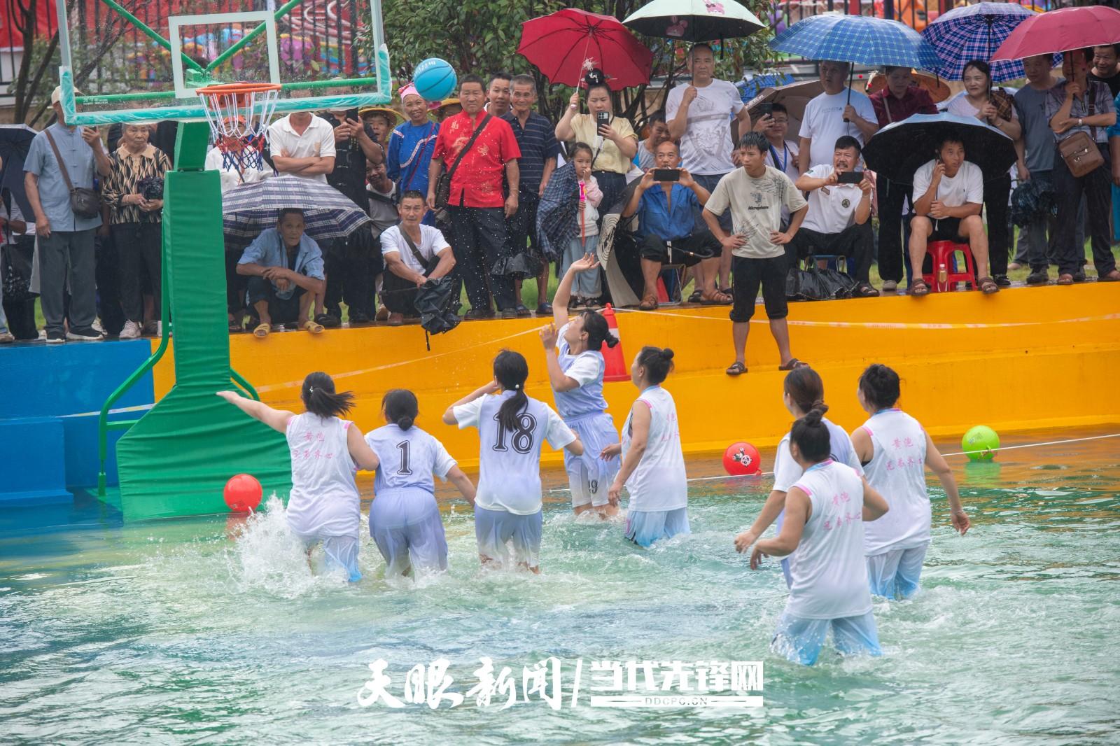 村BA翻出新花样，水上篮球真清凉，贵贵你太会了(图9)