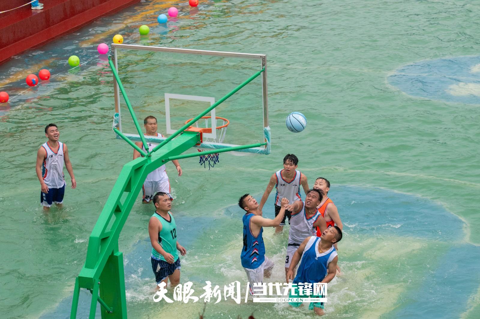 村BA翻出新花样，水上篮球真清凉，贵贵你太会了(图10)