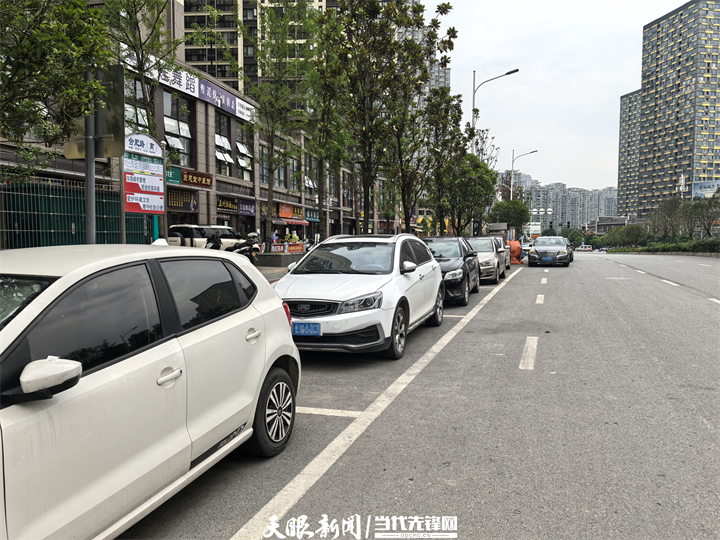 【天眼问政】公交站前划停车位？市民乘车危险 管理责任成谜(图2)