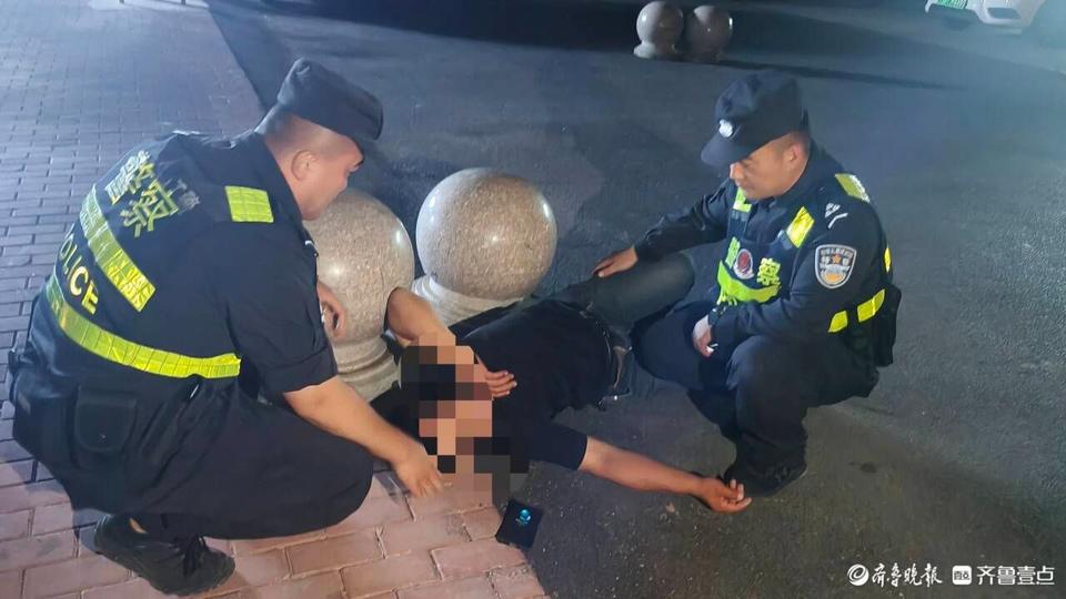 男子深夜路边醉卧，东阿特警暖心救助护平安(图2)