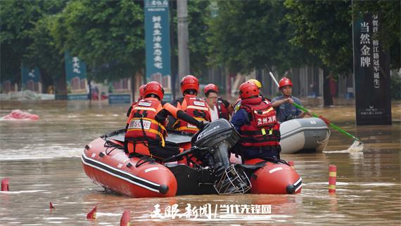 榕江县大部分群众已被疏散，老人妇女先走(图2)