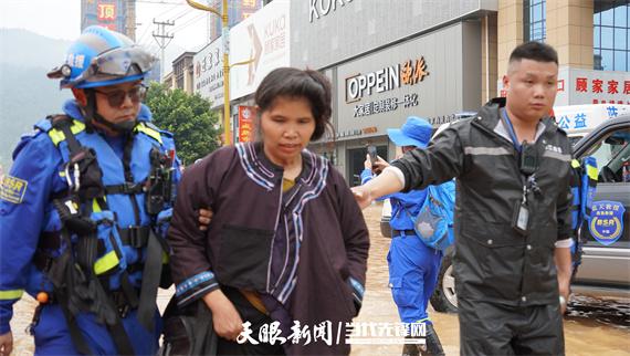 榕江县大部分群众已被疏散，老人妇女先走(图3)