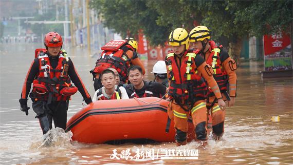 榕江县大部分群众已被疏散，老人妇女先走(图5)