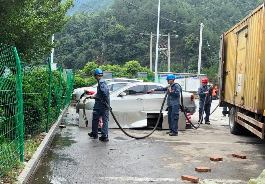 火速驰援！南方电网三都供电局全力保障猴子河特大桥受灾现场电力供应(图5)