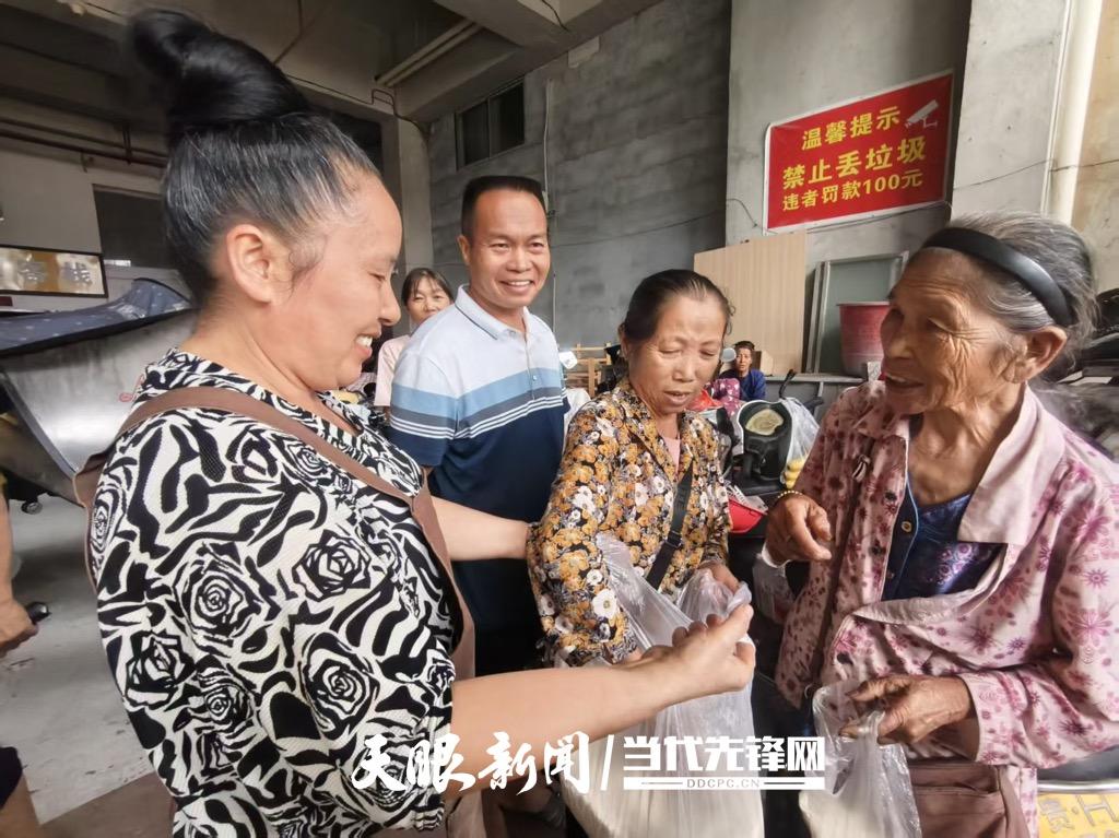洪水无情人有情！榕江受灾现场的暖心“共享餐桌”(图2)