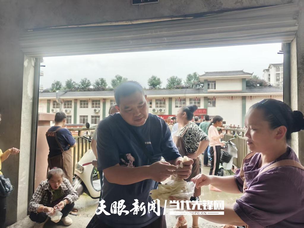 洪水无情人有情！榕江受灾现场的暖心“共享餐桌”(图3)