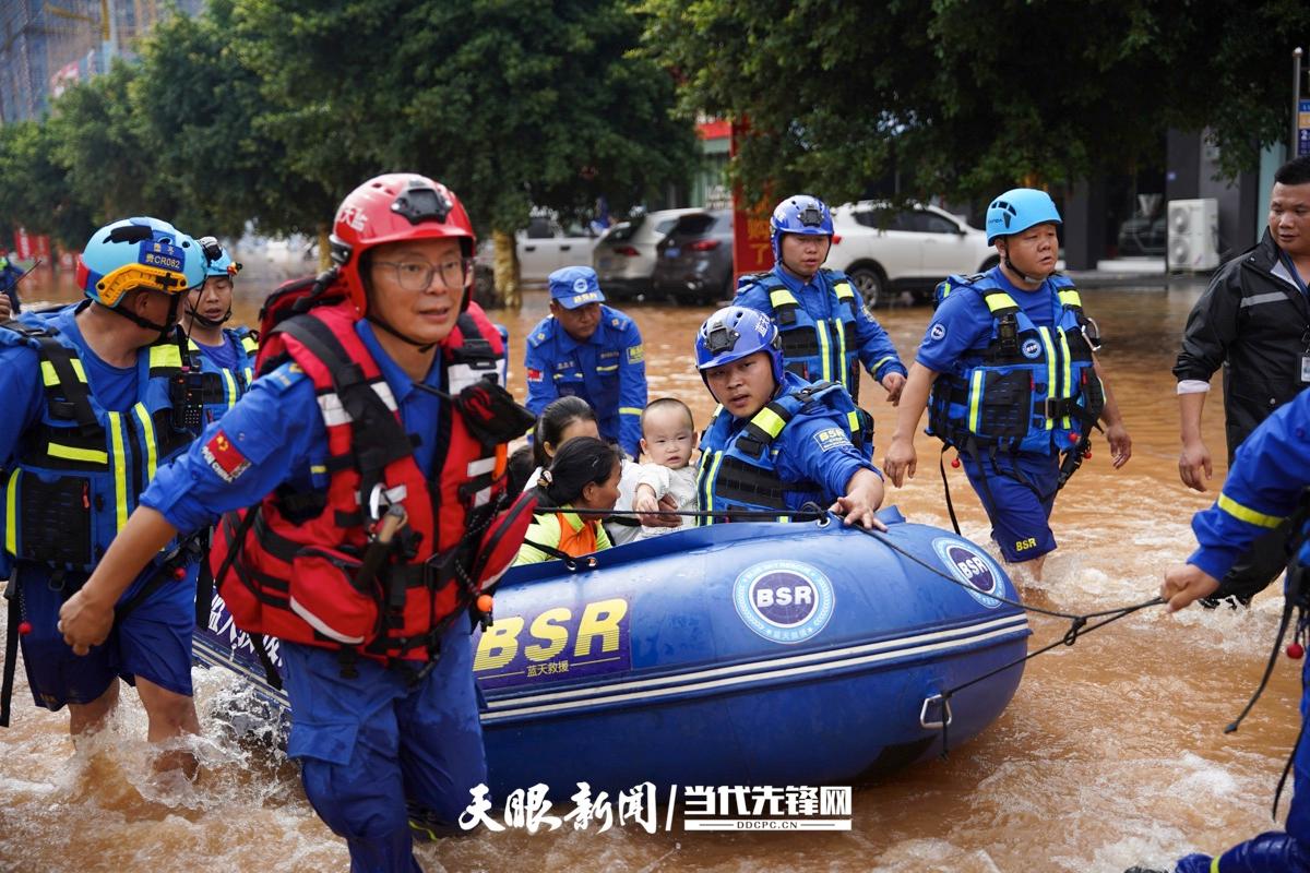 贵州蓝天救援驰援榕江抗洪，138人合力转移被困群众400余人(图4)