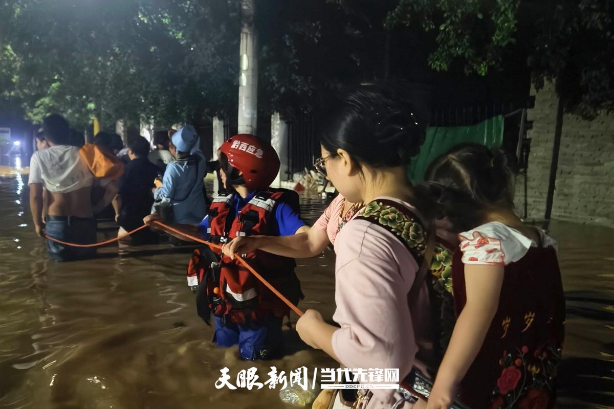 贵州蓝天救援驰援榕江抗洪，138人合力转移被困群众400余人(图6)
