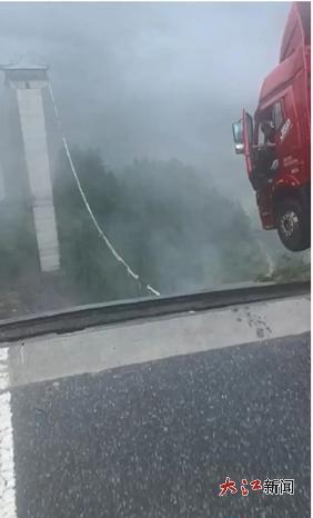 身体悬空，仍大喊提醒其他车辆别过来(图2)